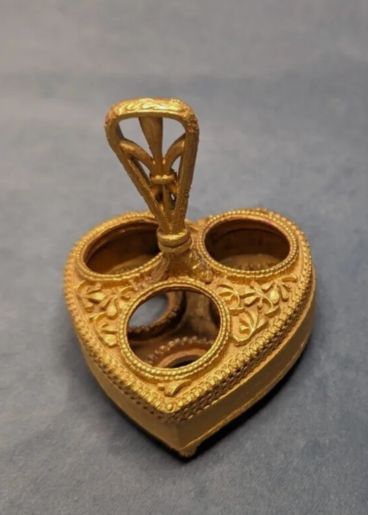 Vintage Gold Heart Lipstick Holder